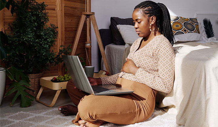 Pregnant woman on laptop